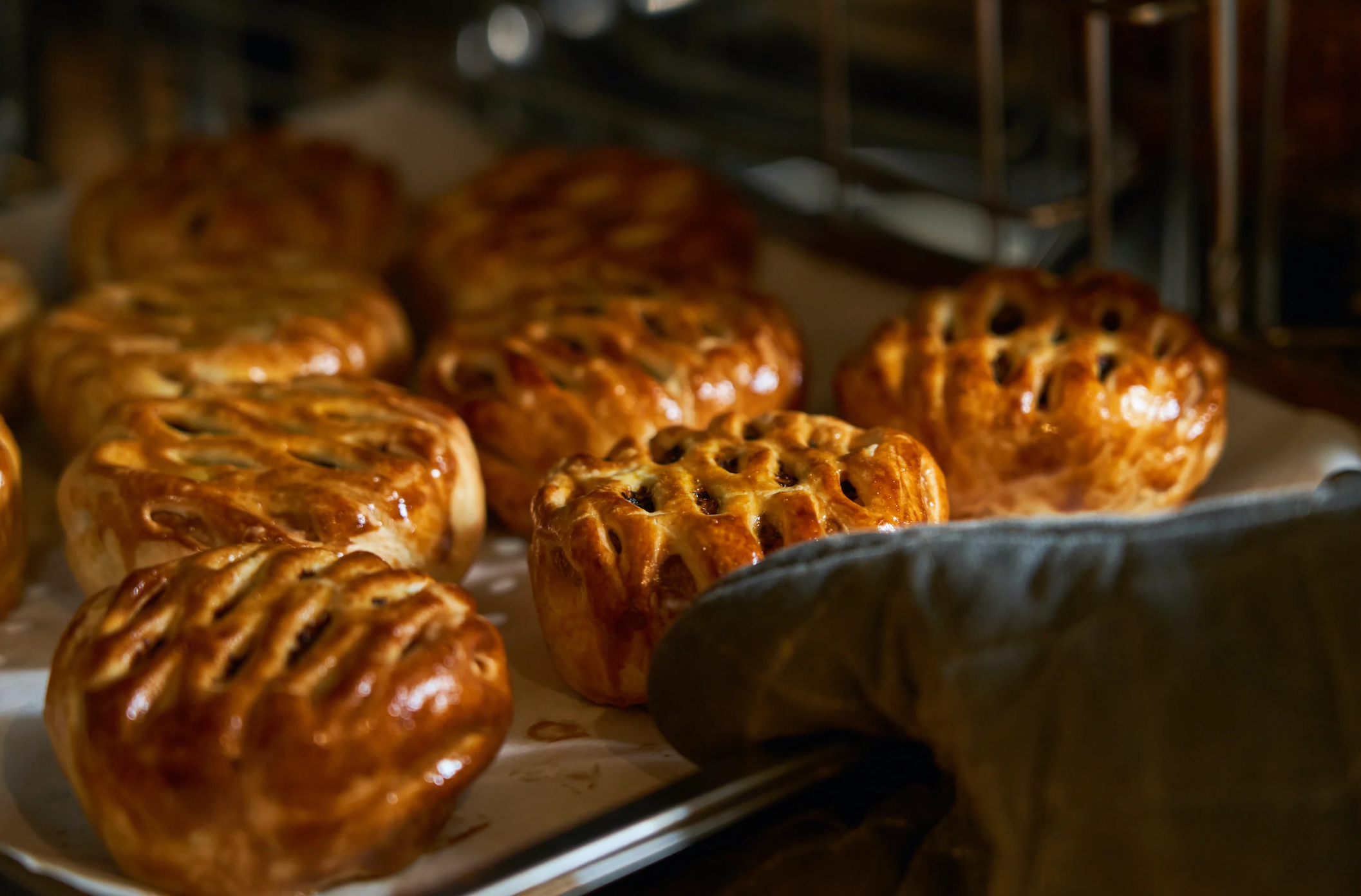 ひとつひとつ心を込めて手作業で作る「濃厚ミートパイ 黒トリュフ」の魅力